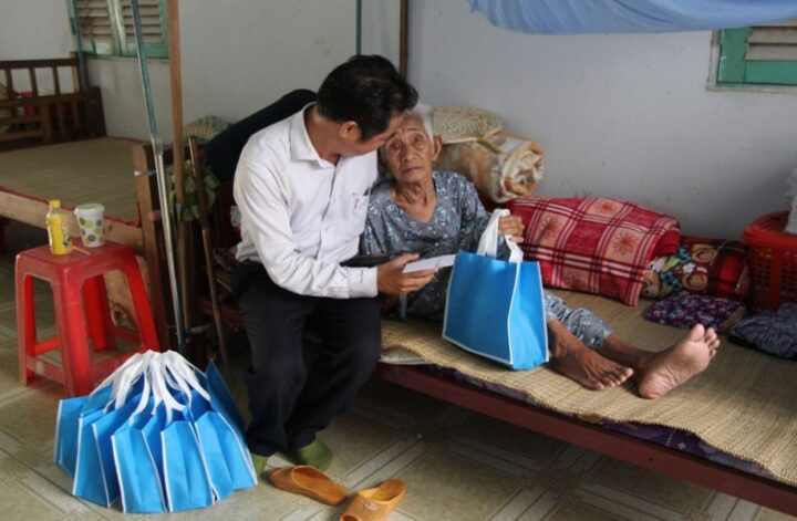 TopXBet thăm hỏi và tặng quà cho người già neo đơn chùa Lâm Quang
