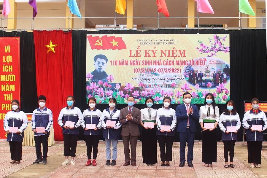 CEO Alo789 Trần Khả Ngân tặng học bổng cho học sinh biên giới tỉnh Sơn La