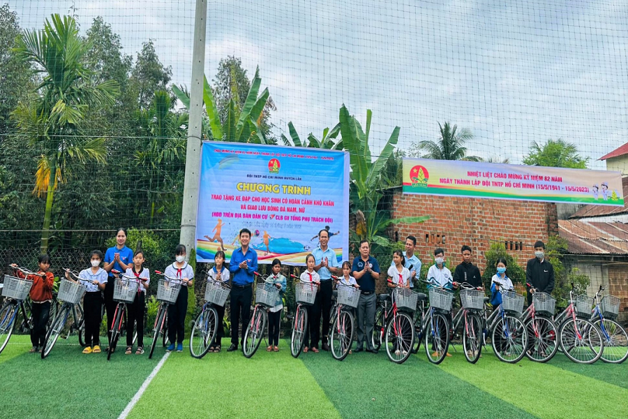 Hoàng Việt Nam tặng xe đạp cho trẻ em khó khăn Daklak
